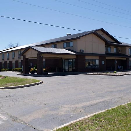 Amerivu Inn And Suites Shawano Wi Exterior photo
