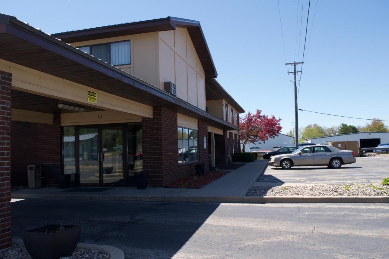 Amerivu Inn And Suites Shawano Wi Exterior photo